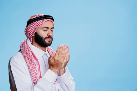 muslim bersorban sedang berdoa
