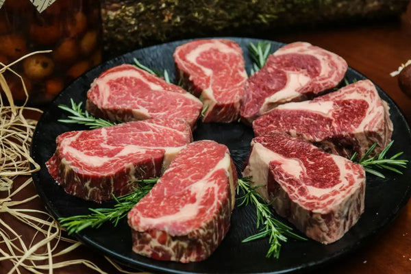 Potongan daging merah mentah di atas piring