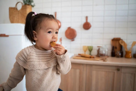 balita yang sedang makan snack