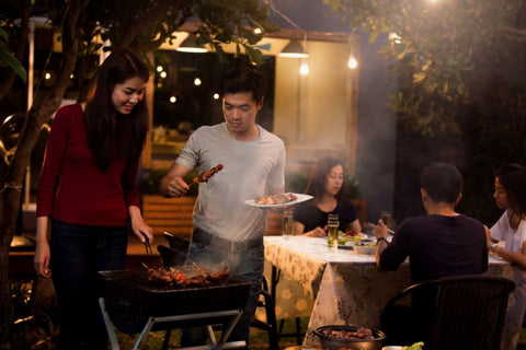 5 orang asia sedang bbq an di rumah