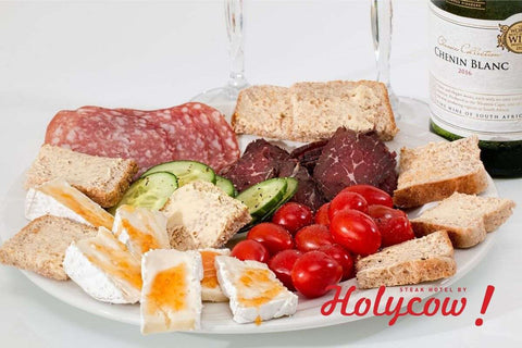 sepiring makanan lengkap dengan telur, sayuran, buah-buahan, dan roti